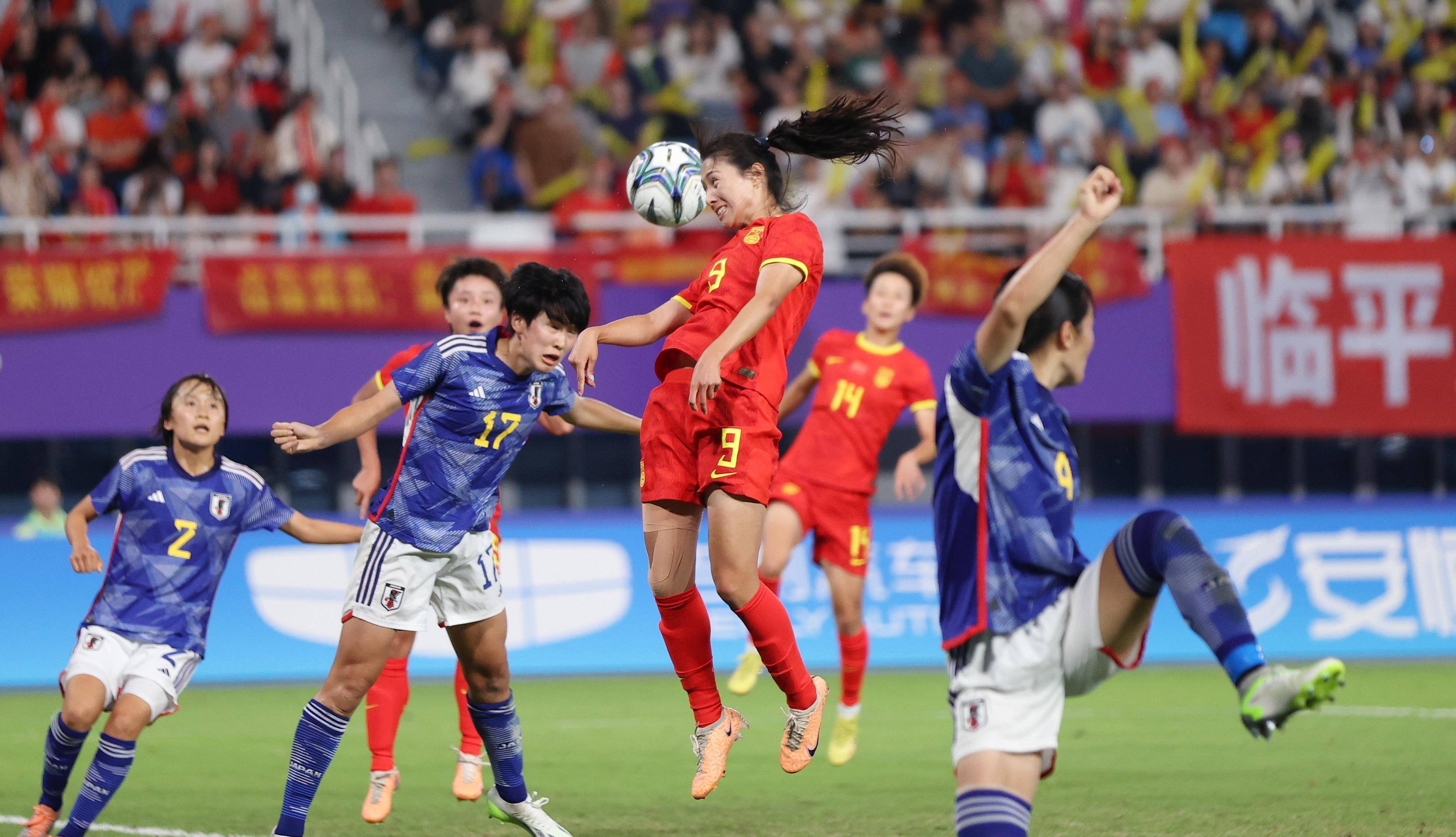 女足选手在国际足球场上的绝佳表演吸睛的简单介绍