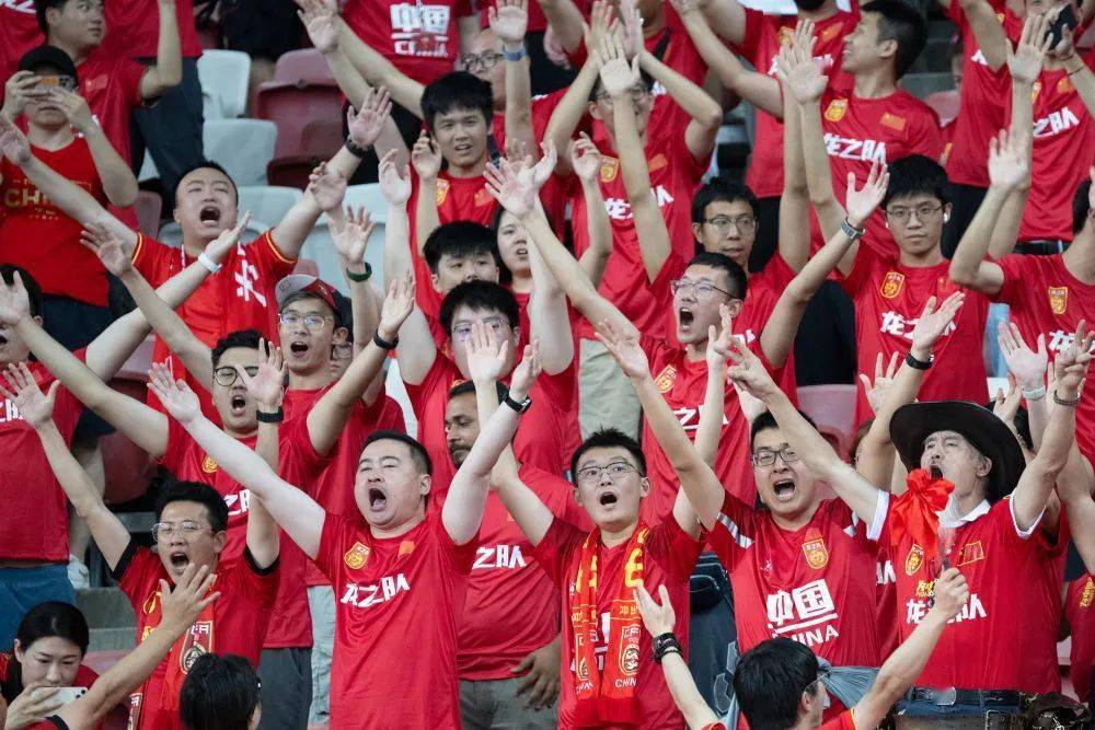 关于足球盛事令人激动，球迷热情满满的信息